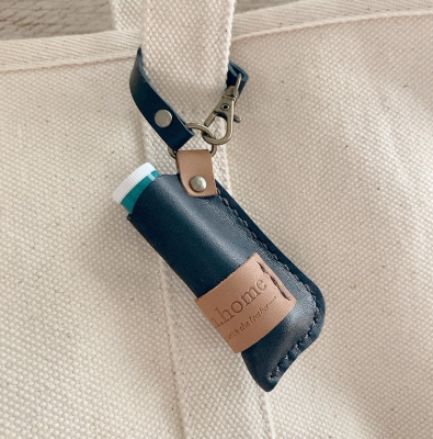 毎日持ち歩きたくなる　小さな革のホルダー